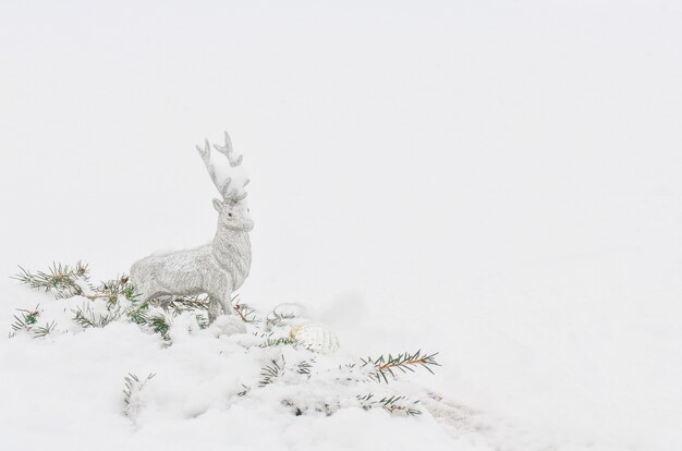 Foto zilvergrijs glanzend kerstrendier op witte sneeuw