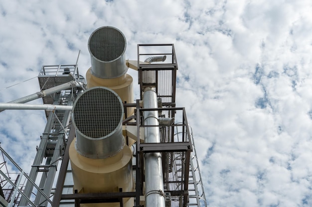 Zilversilo's op agro-fabriek voor het verwerken van drogen, reinigen en opslaan van landbouwproducten meel granen en graan Graanschuur lift grote ventilatiepijpen in de onderneming