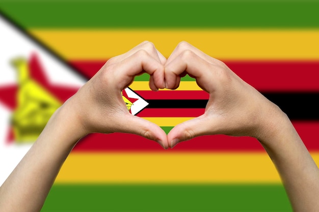 사진 짐바브웨 발은 두 손으로 심장 모양의 애국심과 민족주의 아이디어 터 디자인을 표현합니다.