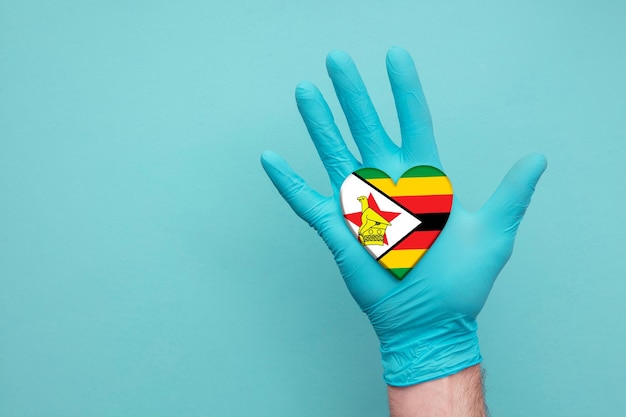 Zimbabwe medische gezondheid hart verpleegster hand met land hart vlag