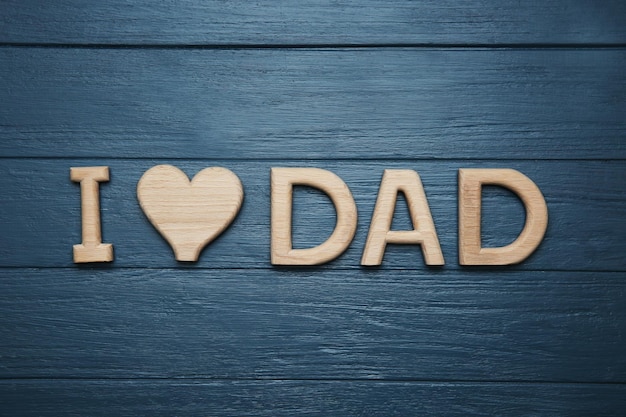 Zin I LOVE DAD gemaakt van letters op houten achtergrond bovenaanzicht