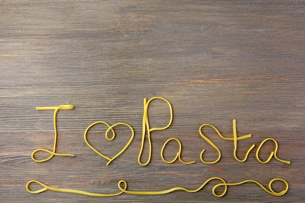 Zin I LOVE PASTA gemaakt van gekookte spaghetti op houten achtergrond