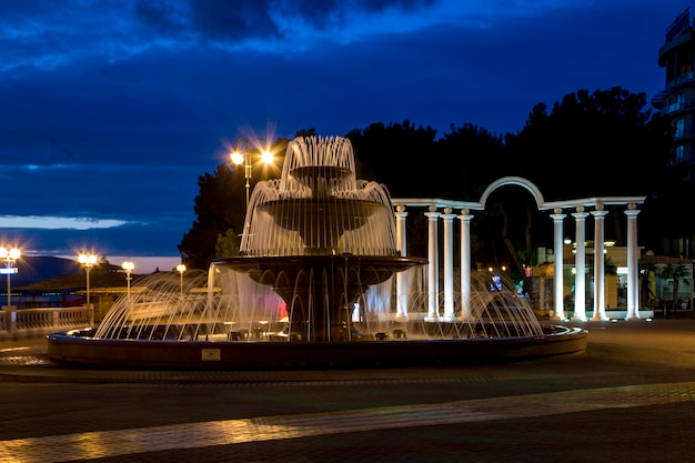 Zingende fontein op de promenade van Gelendzhik bij zonsondergang