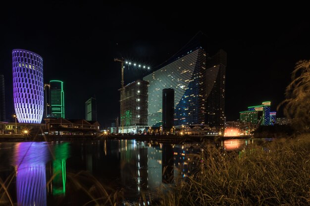 Zingende licht- en muziekfontein op de achtergrond van een panorama van prachtige gebouwen 's nachts