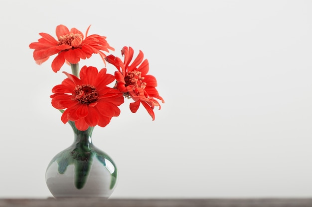 花瓶の百日草の花