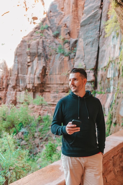 Photo zion national park with different trail on the way young man walking in park