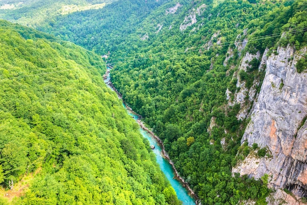 モンテネグロ、ドゥルミトルの山々にあるタラ川のジップライン