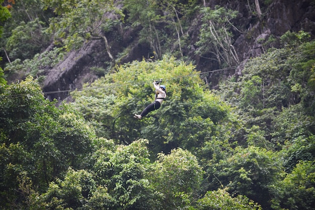 Zipline spannende sportavontuur activiteit opknoping op de grote boom in het bos op vang vieng laos