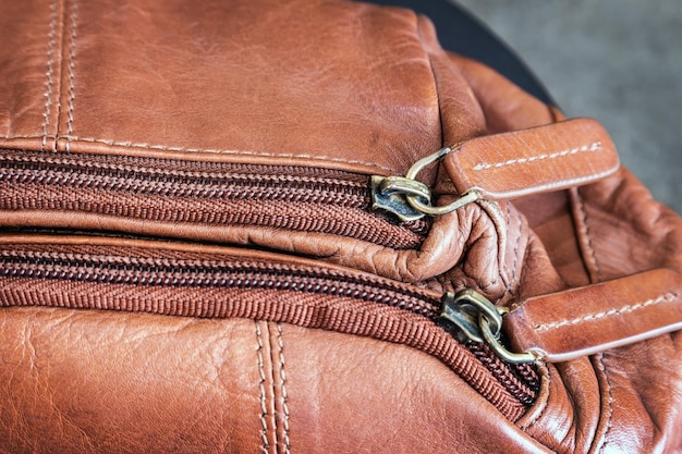 Chiusura lampo e vestizione di borse e accessori in pelle