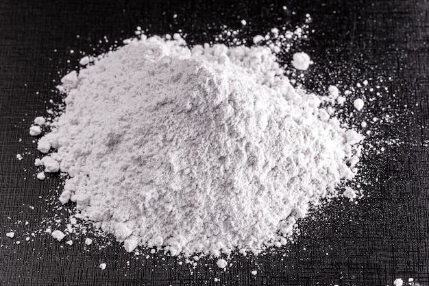 Zirkoniumsilicaat (ZrSiO4), gebruikt in troebelingsmiddelen in keramisch email, is een zirkoniumoxide dat kwarts bevat.
