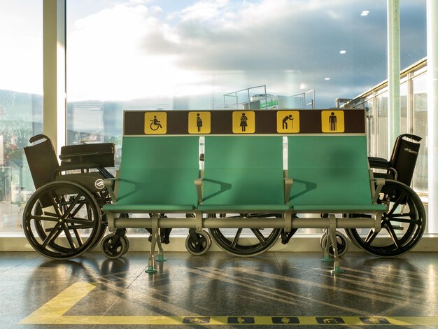 Foto zitplaatsen op de luchthaven met verschillende tekens rolstoelen op de achtergrond