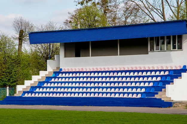 Zitplaatsen voor toeschouwers in een klein schoolstadion