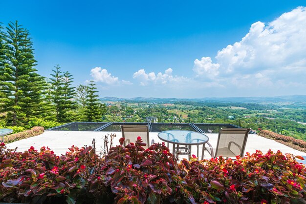 Zittafel en Panoramisch hoog uitzicht bergketen op Nature Trail in Khao Kho National Park in PhetchabunThailand blauwe hemel achtergrond textuur met witte wolken