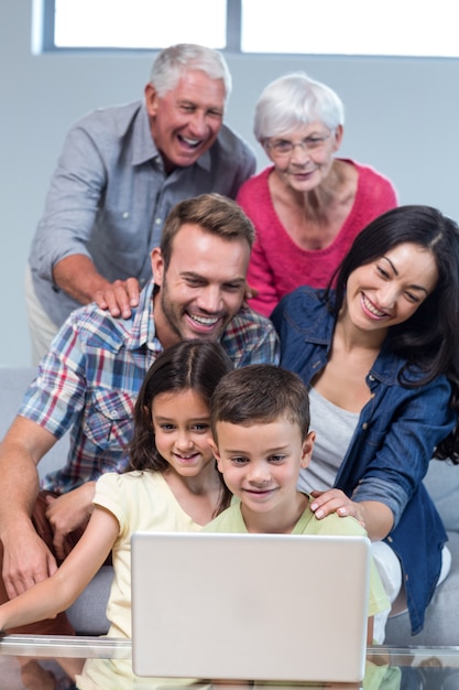 Zittend op de bank en gelukkige familie