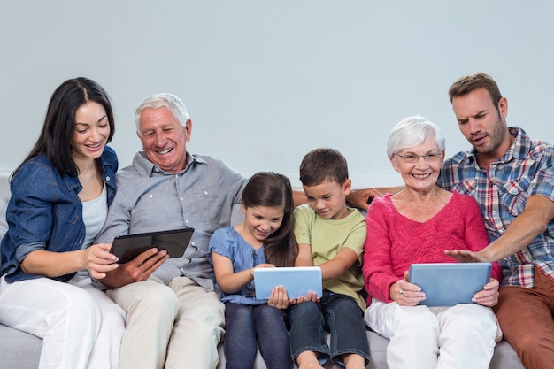 Zittend op de bank en gelukkige familie