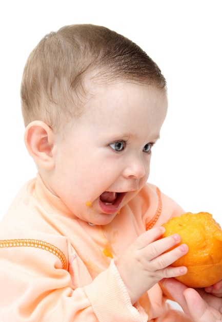 Zittende baby die perzik eet