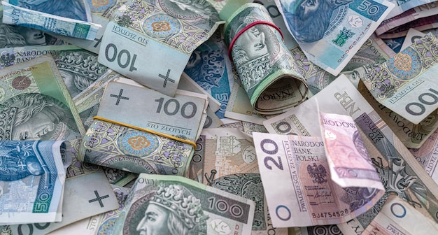 ポーランドのお金としてのズウォティ、紙幣のズウォティの山。異なる請求書、財務概念