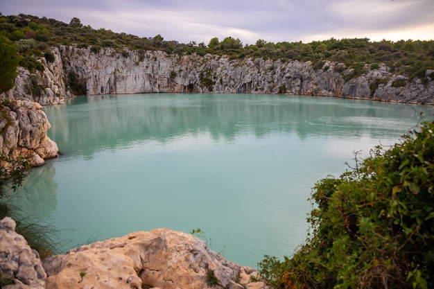 Zmajevo Oko 또는 Dragon Eye 호수와 크로아티아 Rogoznica 근처의 블루 라군. 고품질 사진