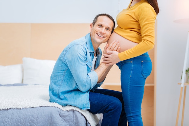 Zo cool. Knappe man positiviteit uiten terwijl hij zijn vrouw aanraakt en uitkijkt