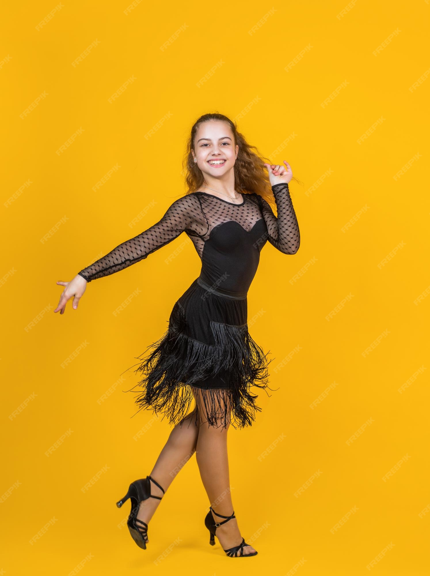 Tactiel gevoel cafe Gedateerd Zo emotioneel. danskleding mode kleding. dansschool. tiener meisje ballroom  danseres. kind dansen in zwarte jurk. kind in dans pose. professionele  slowfox en quickstep. wals en tango. | Premium Foto