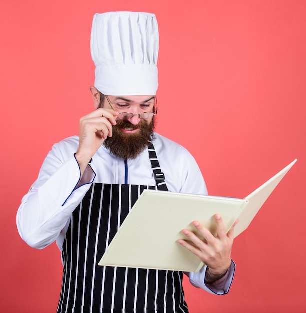 Zo interessant Diëten en biologische voeding vitamine Bebaarde man koken in de keuken culinair Gezond eten koken Chef-kok met hoed Geheim smaakrecept Vegetarisch Oudere chef-kok met baard