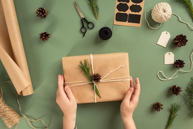 Zo verpak je een cadeau in zero waste-stijl Milieuvriendelijke natuurlijke decoratie Herbruikbare duurzame inpakpapier