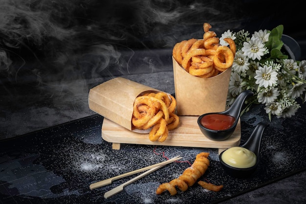 Zoals de naam doet vermoeden, zijn gekrulde frietjes lang en gekruld. Ze worden meestal gekruid met verschillende kruiden waardoor ze smaakvol zijn. Een klein beetje zout kan het zo hartig maken dat je het niet kunt weerstaan.