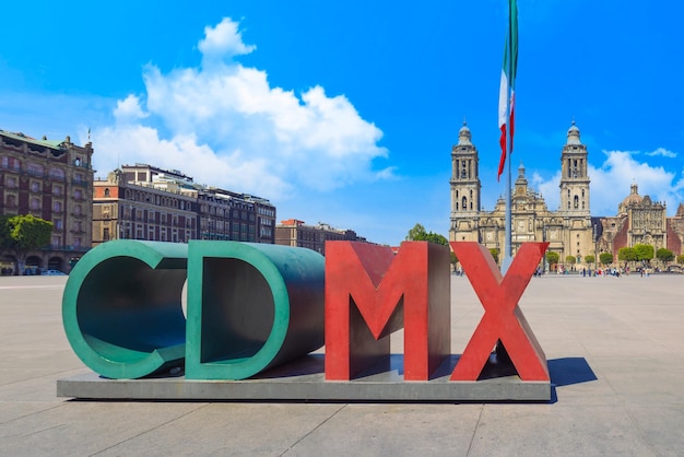 멕시코 시티의 랜드마크인 메트로폴리탄 대성당과 국립 궁전의 소칼로 헌법 광장