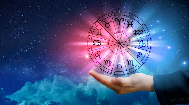 多くの星と月の占星術と星占いの概念を持つ空の星占いサークル占星術の内側の星座