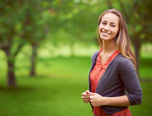 Zoek de schoonheid in elke dag Portret van een jonge vrouw die in de buitenlucht staat