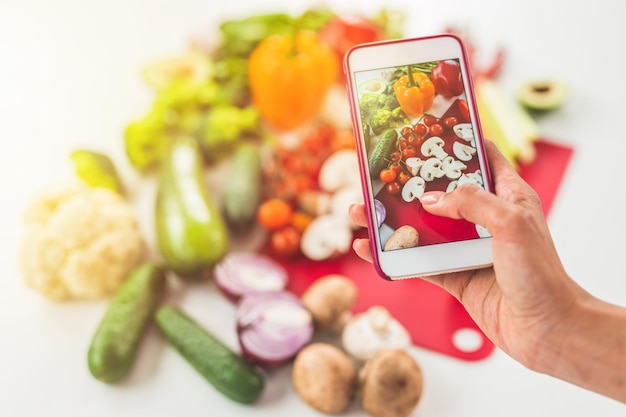 Zoek een recept op internet met mobiele telefoon op basis van plantaardige ingrediënten