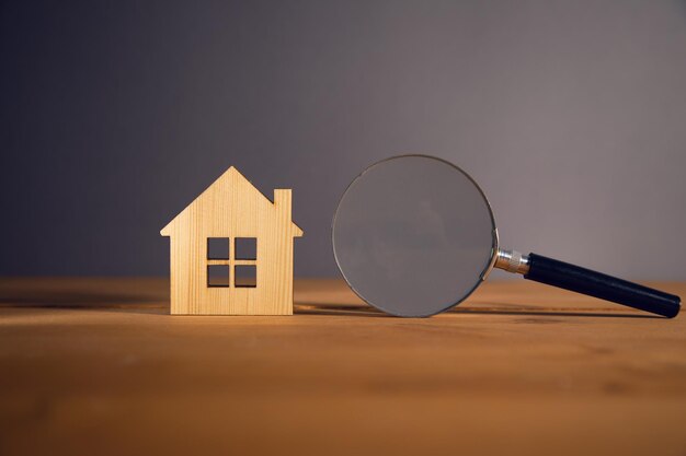 Zoek huis houten huis en vergrootglas