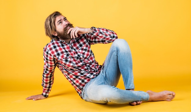 Zoek naar inspiratie peinzende zelfverzekerde en knappe brutale man mannelijke kapper zorg haar en baard volwassen hipster met baard brutale blanke man met snor bebaarde man draagt geruit overhemd