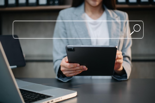 Zoeken Browsen Internet Data Information Networking Concept met lege zoekbalk vrouw die werkt met mobiele telefoon en laptopcomputer