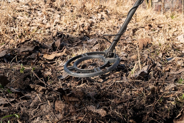 Zoeken naar militaire levert mijnen en granaten met een metaaldetector