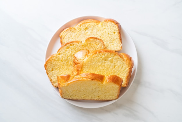 Zoet aardappelbrood met koffie bij het ontbijt