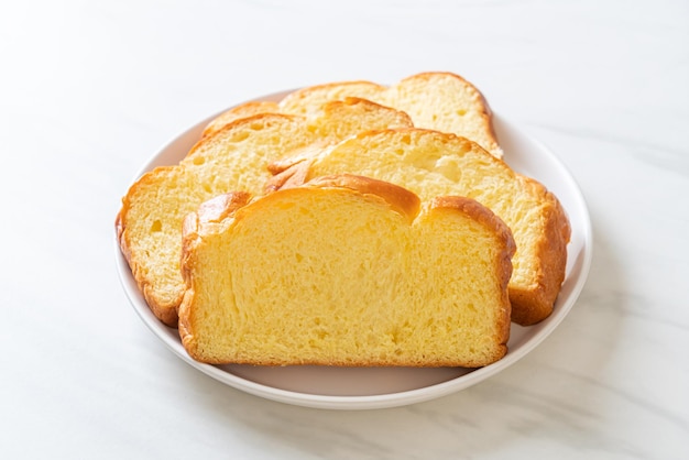 Zoet aardappelbrood met koffie bij het ontbijt