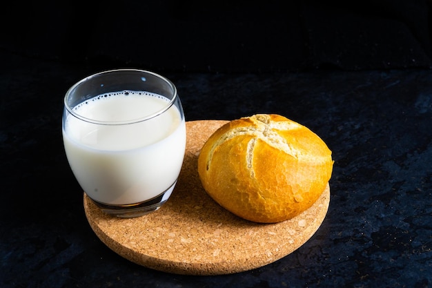 Zoet brood assortiment traditionele bakkerij, croissant, pannen en melk