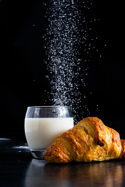 Zoet brood assortiment traditionele bakkerij, croissant, pannen en melk