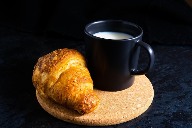 Zoet brood assortiment traditionele bakkerij croissant pannen en melk