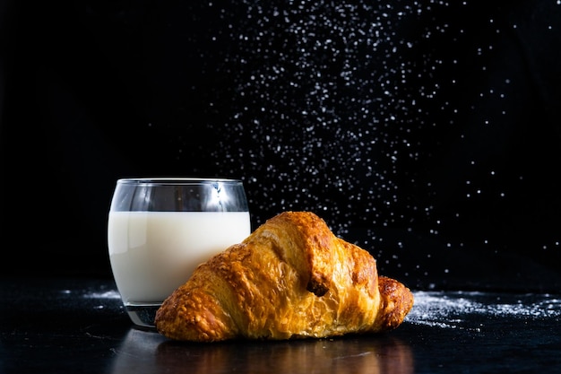 Zoet brood assortiment traditionele bakkerij croissant pannen en melk