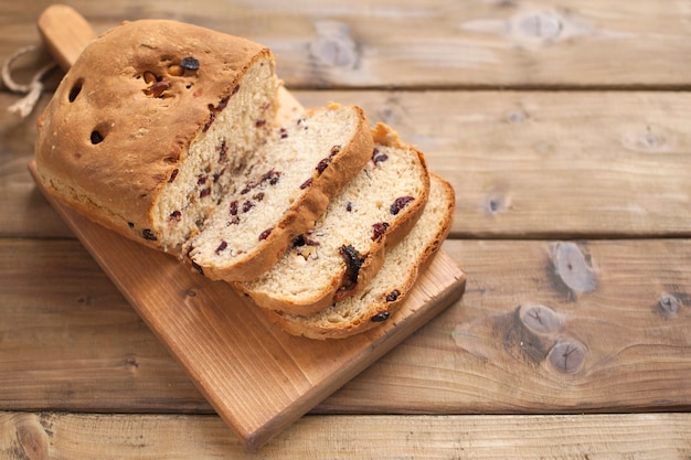 zoet brood met fruit en noten, op een houten tafel