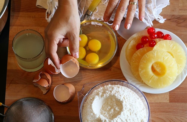 Foto zoet dessert maken in de keuken.