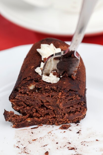 Foto zoet dessert met cacao en roomkaas, chocoladesnoepjes