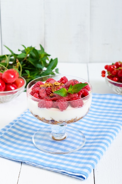 Zoet dessert met muesli, roomkaas en frambozen