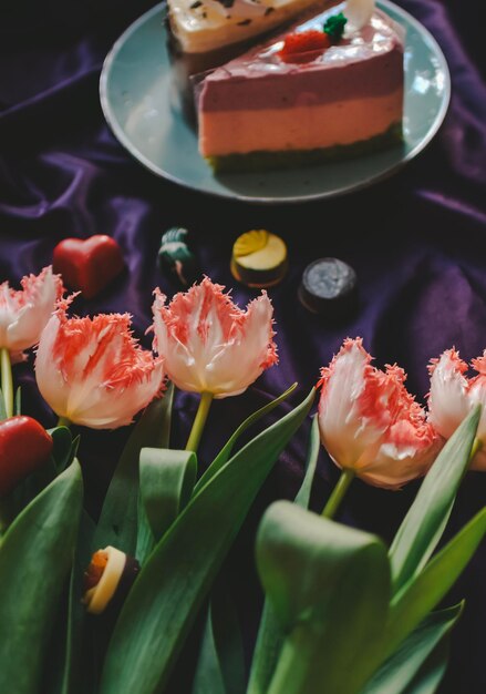 zoet dessert met tulpen