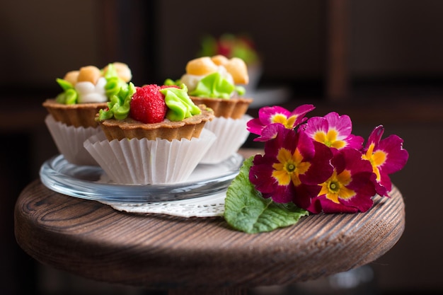 Zoet dessert tentoongesteld in vintage stijl op een houten standaard Rustieke banketbakkerijstijl