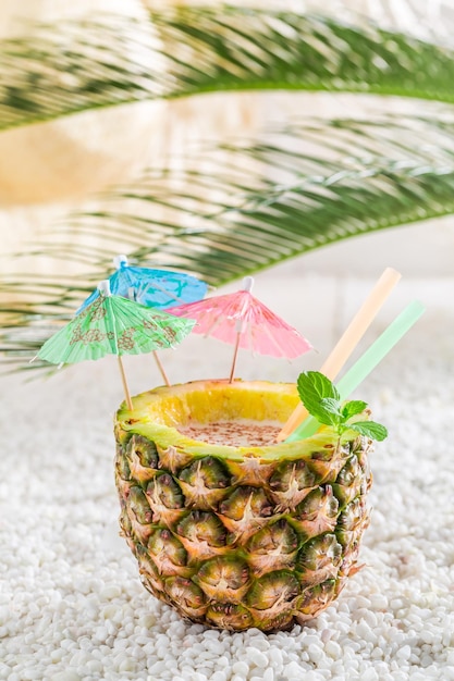 Foto zoet drankje in ananas op zonnige dag