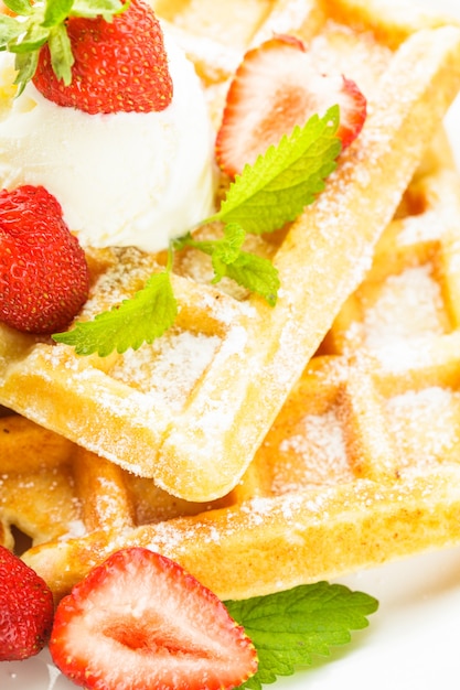 Zoet eten - wafels met aardbei en ijs