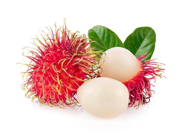 Zoet heerlijk fruit van Rambutan met bladeren op witte muur.